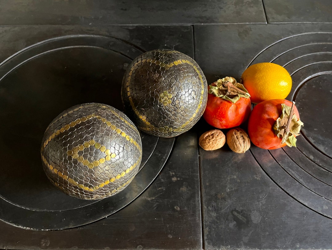 ANCIENNE PAIRE DE Boules De Petanque En Bronze Avec Etui Cuir - Sport