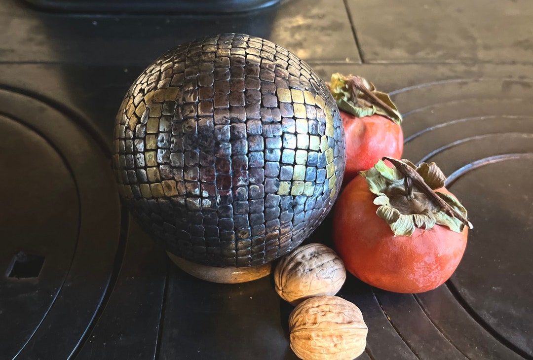 Boule Lyonnaise Cloutée XIXe, Monogramme L F