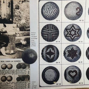 Puede incluir: Una fotografía en blanco y negro de una mujer trabajando en un juego de bolas de petanca blancas y negras. La foto está junto a una tabla de diferentes diseños de bolas de petanca, numeradas del 1 al 12. La tabla está titulada "BOULES EN BOIS, LISSES OU FERRÉES".