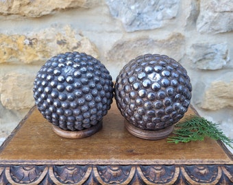 Seltenes Paar Petanque Kugeln mit großen Nägeln und Zahlen "2" und "4" / Charming 1800's Boules Cloutées Lyonnaises / Boccia / Ballspiel