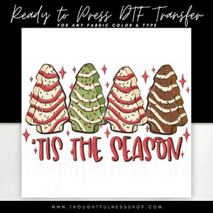 Puede incluir: Un diseño digital con cuatro árboles de Navidad de jengibre con rayas rojas y blancas, rayas verdes y blancas y rayas marrones y blancas. El texto "Tis the Season" está escrito en rojo debajo de los árboles.