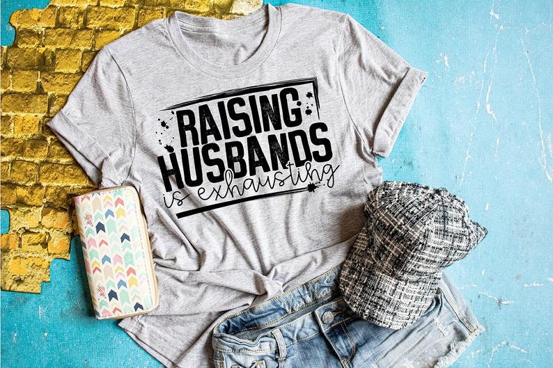 Peut inclure: Un t-shirt gris avec un texte noir qui dit "&Eacute;lever des maris est &eacute;puisant".