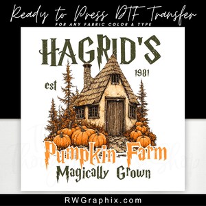 Könnte beinhalten: DTF-Transferdesign mit einem Häuschen, dem Text "Hagrid's" und "Pumpkin Farm" in Orange und Grün. Das Design enthält Kürbisse, Bäume und das Jahr "1981". Der Text "Ready to Press DTF Transfer" steht oben.