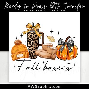 Könnte beinhalten: Digitalgrafik mit Herbstmotiven. Enthält eine orangefarbene Mütze, einen Becher mit Leopardenmuster, beige Stiefel, ein Blatt und einen Kürbis mit einer schwarz-weiß karierten Schleife. Der Text lautet "Ready to Press DTF Transfer" und "Fall basics."