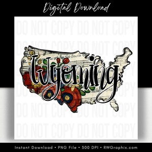 Puede incluir: Gráfico de descarga digital con el contorno del estado de Wyoming. El mapa está relleno de diseños florales y de notas musicales, con la palabra "Wyoming" en cursiva. Las palabras "Digital Download" están en la parte superior.