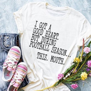 Koszulka Football Mom - Zabawna koszulka piłkarska - Koszulka na mecz - Koszulka Sports Mom - Piłka nożna w szkole średniej - Koszulka Spirit - Urocza koszulka piłkarska