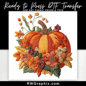 Puede incluir: Un diseño de transferencia DTF (Direct to Film) con una calabaza detallada de estilo bordado con flores de otoño. La calabaza es naranja y amarilla, rodeada de flores y follaje de color naranja, burdeos y crema. El texto en la parte superior dice "Ready to Press DTF Transfer".