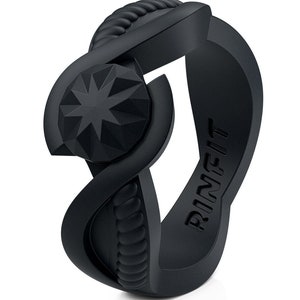 Op de afbeelding: Een zwarte siliconen ring met een touwachtig ontwerp en een stervormig accent. De ring is gegraveerd met het woord "RINFIT".