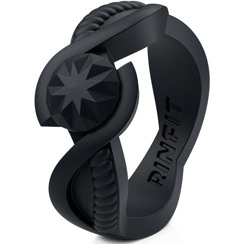 Op de afbeelding: Een zwarte siliconen ring met een touwachtig ontwerp en een stervormig accent. De ring is gegraveerd met het woord "RINFIT".