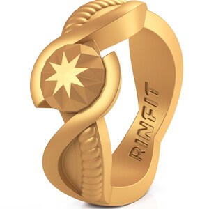 Op de afbeelding: Een gouden ring met een stervormig ontwerp en het woord "RINFIT" gegraveerd aan de zijkant.