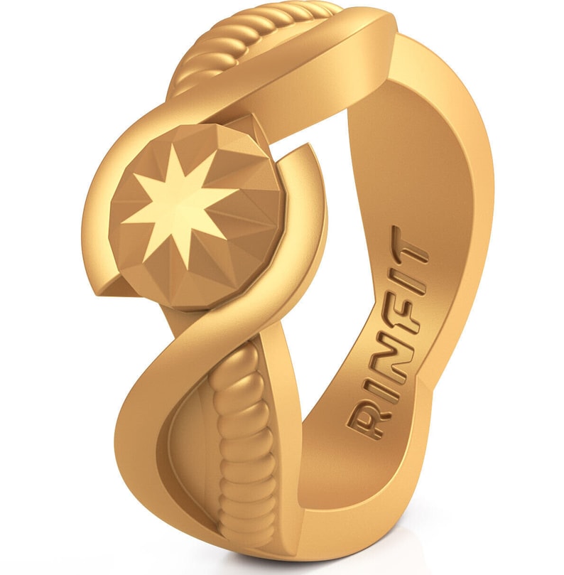 Op de afbeelding: Een gouden ring met een stervormig ontwerp en het woord "RINFIT" gegraveerd aan de zijkant.