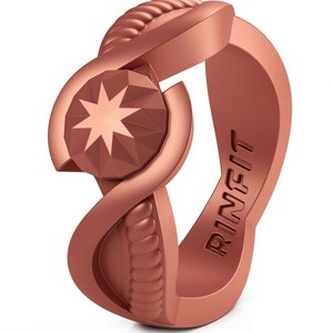 Op de afbeelding: Een ros&eacute;gouden siliconen ring met een touwachtig ontwerp en een stervormige edelsteen in het midden. De ring is gegraveerd met het woord "RINFIT".