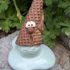 Oops ein Unfall! Keramikeis im Waffelhörnchen HANDARBEIT Eis aus Ton! Hier: Pistazie Pistazieneis Minzeis Minze  Matcha Pfefferminze