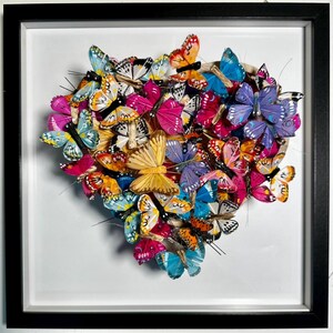 Corazón de madera contrachapada relleno de mariposas de plumas. Arte de pared hecho a mano. Perfecto para celebraciones, nacimientos, bautizos y regalos.