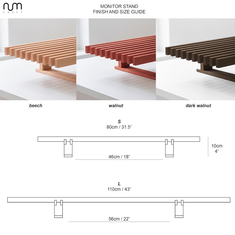 Op de afbeelding: Een monitorstandaard afwerking en maatgids met drie houten lattenontwerpen in beuken, walnoot en donker walnoot. Technische lijntekeningen tonen twee maten: klein van 80cm breed en 10cm hoog, en groot van 110cm breed en 10cm hoog.