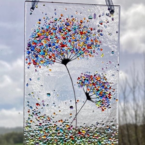 Arte colgante de vidrio fusionado, mezcla de joyas de arcoíris azul, flores caprichosas, atrapasol