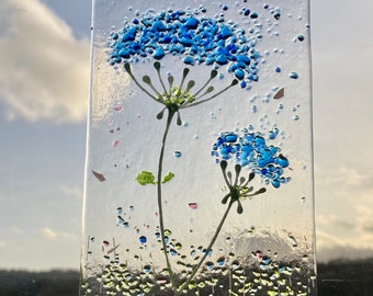 Drottning Annes spets Blå blommor konsttavlan i smält glas & massiv ek displayställ