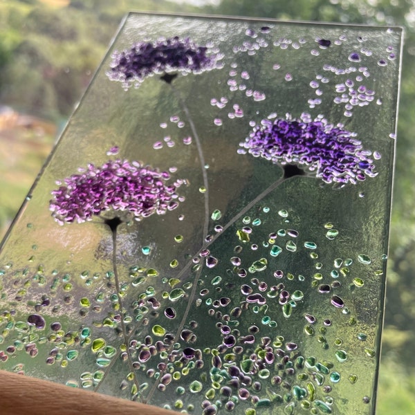Image suspendue artistique en verre fusionné, fleurs fantaisistes, mélange de violets ou avec présentoir en bois