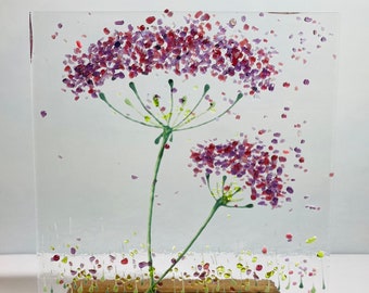Glad violett blomma konstbild i smält glas solfångare och träställ