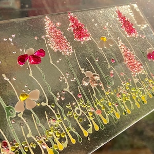 3D-bild av rosa blomsteräng i smält glas med stativ