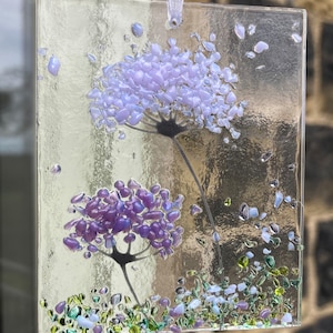Pequeño atrapasol de flores con joyas caprichosas de vidrio fusionado en tonos violeta y morado de aproximadamente 3" de alto