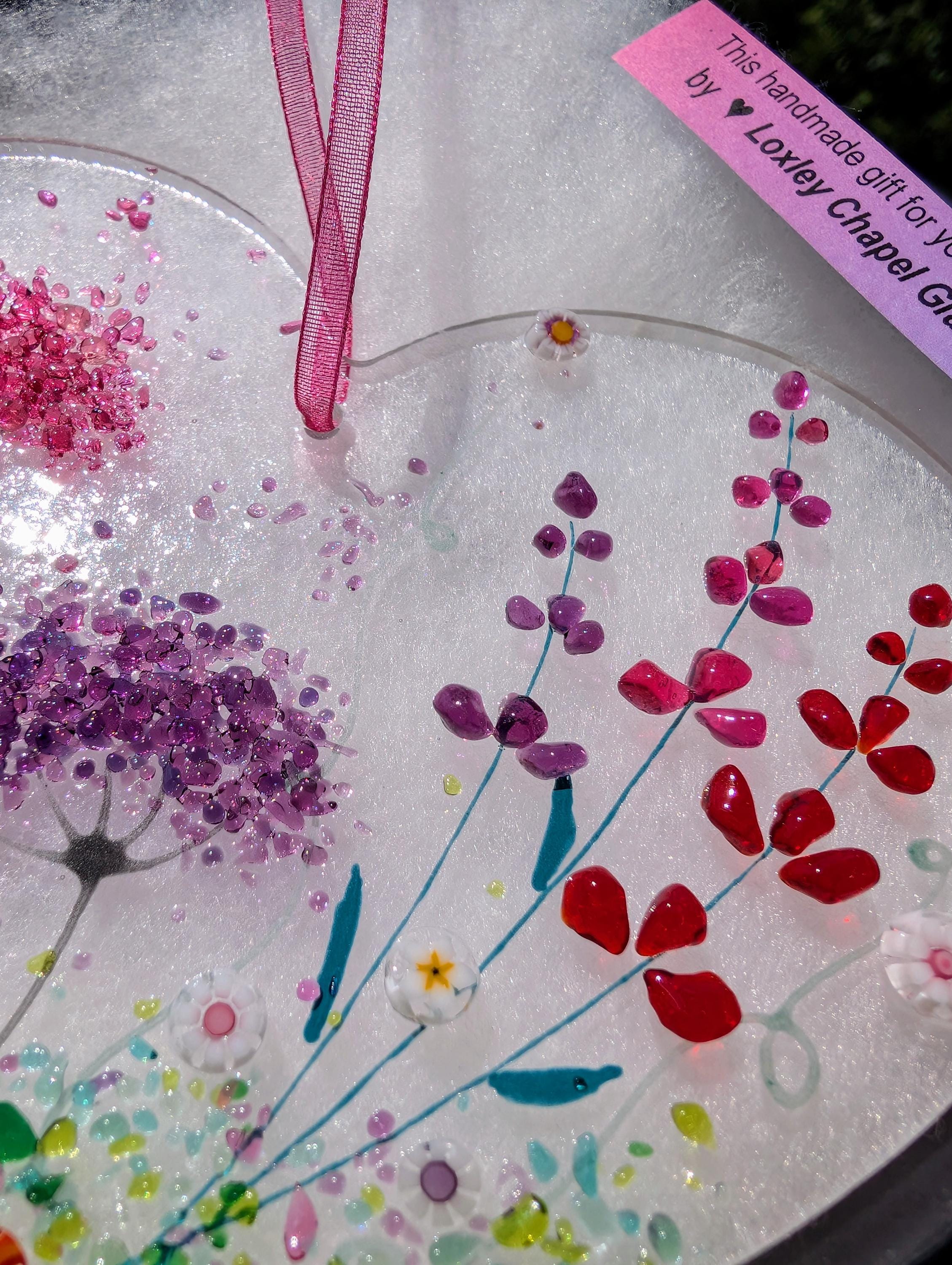 フューズドガラスのハート型サンキャッチャー：ピンク＆パープルヘザー