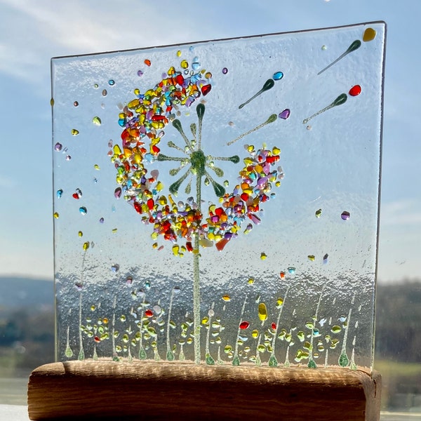 Petite image d'art en verre fusionné « Faites un vœu » avec une fleur de pissenlit, avec un support en chêne