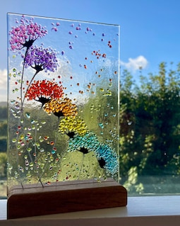 気まぐれな明るい虹の花の融合ガラスアート写真サンキャッチャーと木製