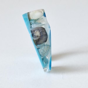 Anello in resina fatto a mano con vere conchiglie. Un tocco marino da indossare.