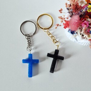 Cross keychain with glitter – handmade from resin – in black, blue or gold