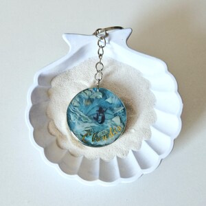 Personalized keychain with mermaid & shells – round unique piece made of resin