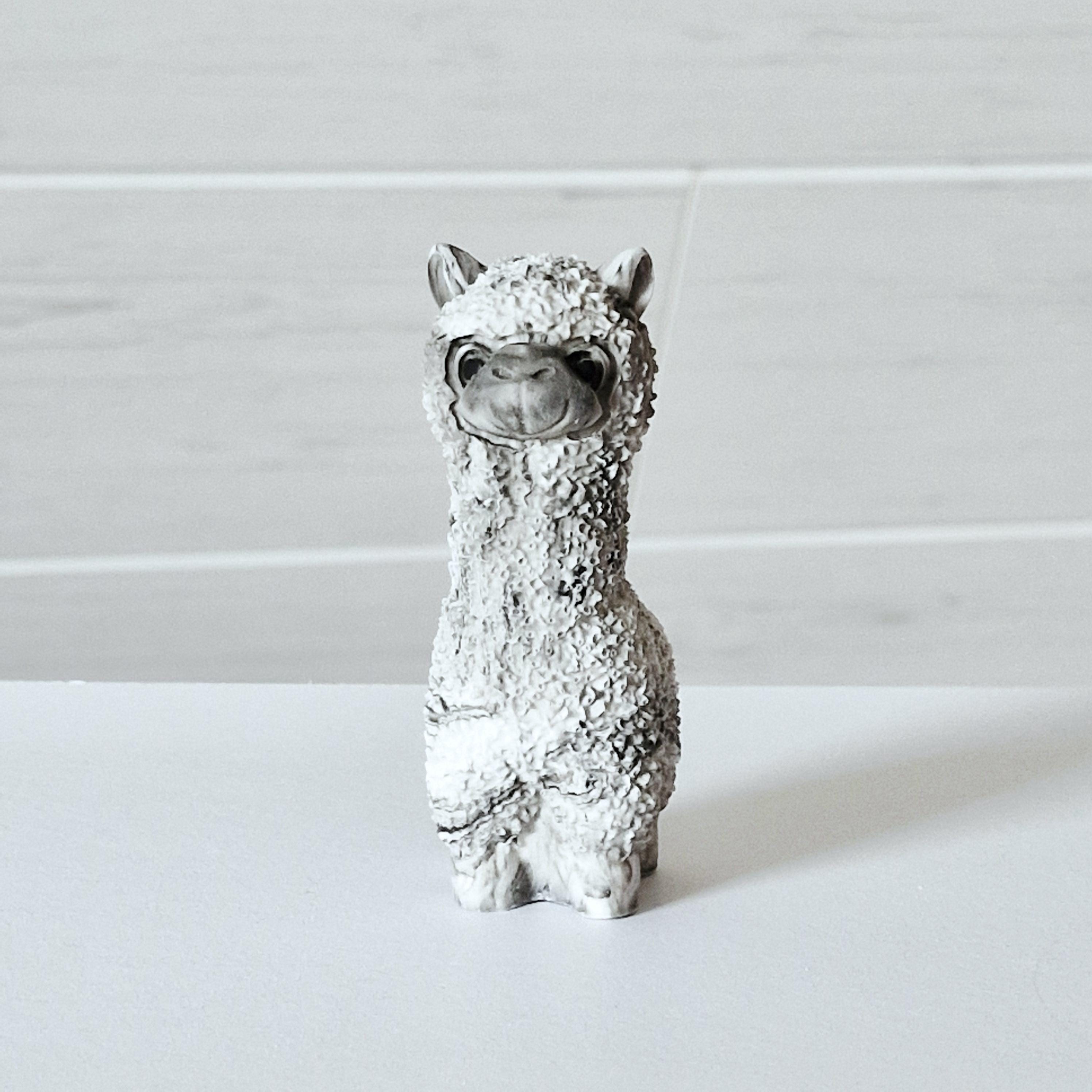 ジェシンの手作りアルパカの置物 · 大理石のような装飾的な置物 · 動物