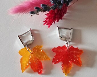 Boucles d'oreilles résine argentée feuille d'automne résine