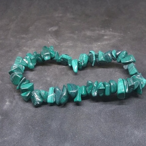 Malachite Chip Semi-Precious Gemstone Bracelet (Crystal / Healing) (includes free gift bag)