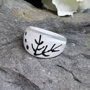 Antlers - White and Black Vintage Hand Painted Lucite Plastic Ring (Size R1/2)