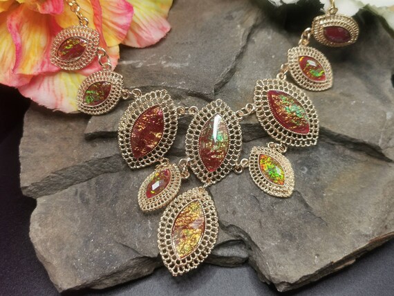 Stunning Gold Coloured Lightweight Metal Necklace with Multicoloured/Colour Changing Acrylic Inserts. 17inch long plus 3inch extension.