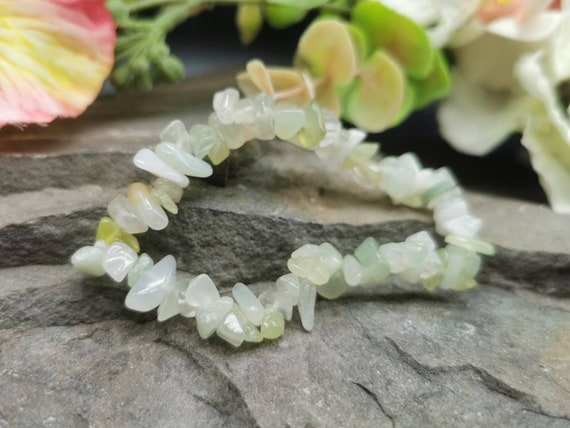 Green New Jade / Serpentine Chipped Semi-Precious Gemstone Bracelet (Crystal/Healing/Chakra) (includes free gift bag)
