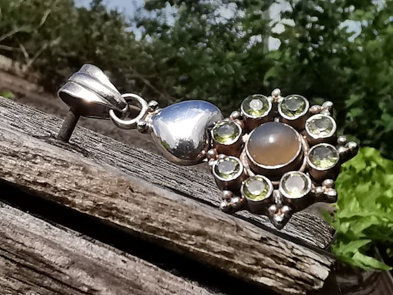 Absolutely Beautiful Genuine Peridot and Chalcedony Pendant, set in Sterling Silver (Crystal / Healing)