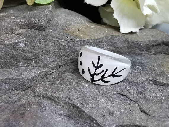 Antlers - White and Black Vintage Hand Painted Lucite Plastic Ring (Size R1/2)