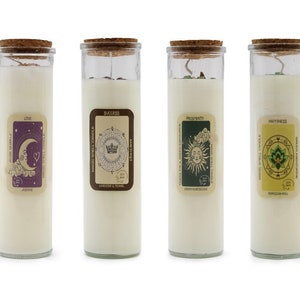 Könnte beinhalten: Vier Glaskerzen in Gläsern mit Korkdeckeln und Etiketten mit Tarotkartenmotiven. Die Etiketten lauten "Liebe", "Erfolg", "Besitz" und "Glück".