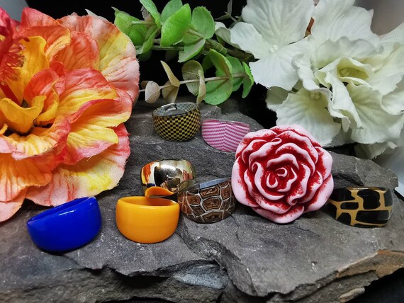 Various Vintage Print / Plain Lucite Plastic Rings (Size P1/2)