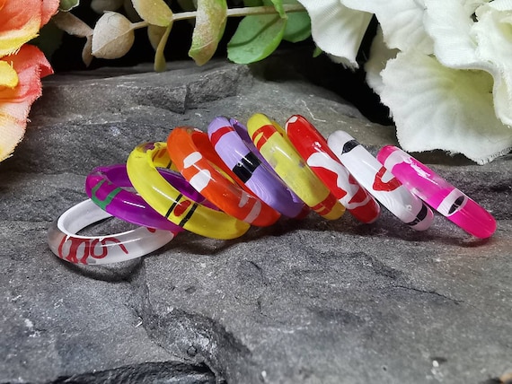 Various Colours Hand Painted Vintage Lucite Plastic Ring (Size P)