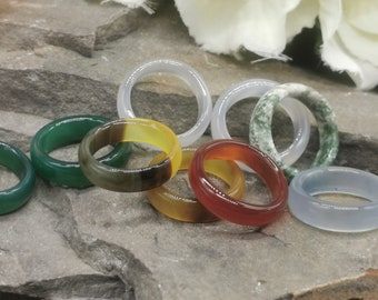 Divers anneaux d’agate naturelle authentiques colorés, 6 mm de large, taille britannique N1 / 2