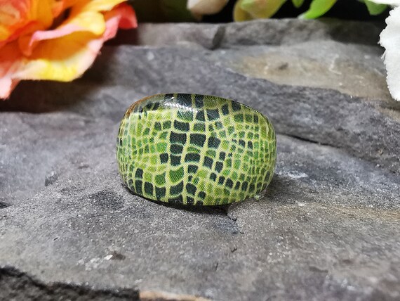 Vintage Animal Print Lucite Plastic Ring. UK Size P1/2