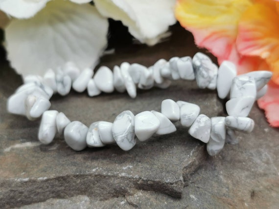 White Howlite Chip Semi-Precious Gemstone Bracelet (Crystal / Healing) (includes free gift bag)