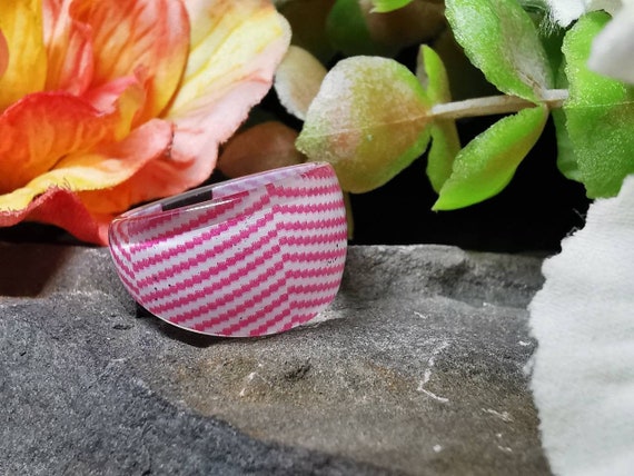 Pink & White Zig Zag Stripe Vintage Print / Plain Lucite Plastic Rings (Size P1/2)