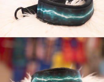 Collar para perros Agility Martingale Teal Lightning Bolt - 1,5 pulgadas de ancho, 11 pulgadas de cuello / 16 pulgadas en el punto más ancho