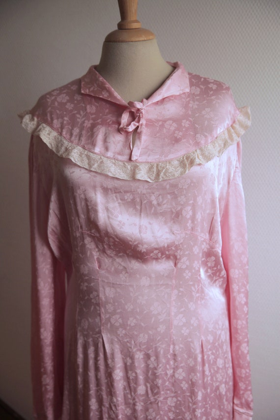 1930s Pink Satin Hostess Gown with Lace Details a… - image 3