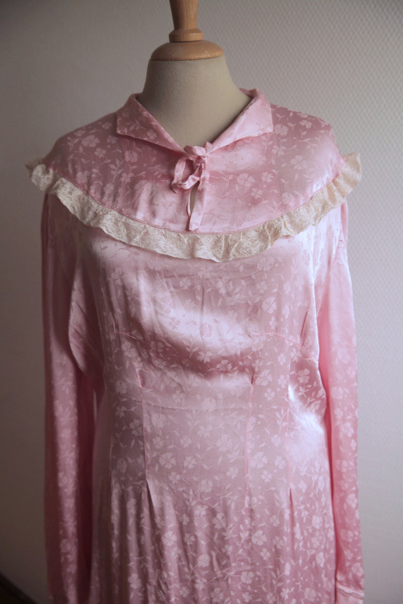 1930s Pink Satin Hostess Gown with Lace Details and a Monochrome Floral Woven Pattern image 3