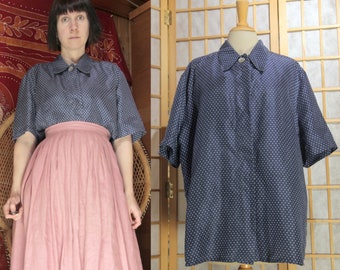 Blusa de seda de manga corta azul oscuro de los años 80 con lunares blancos y botón/verso grande de nácar
